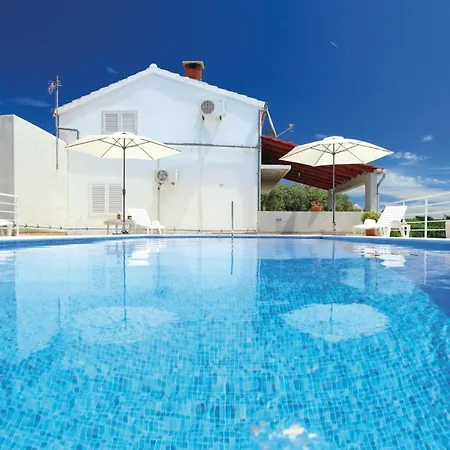 3 Bedroom Awesome In Pelegrin *
