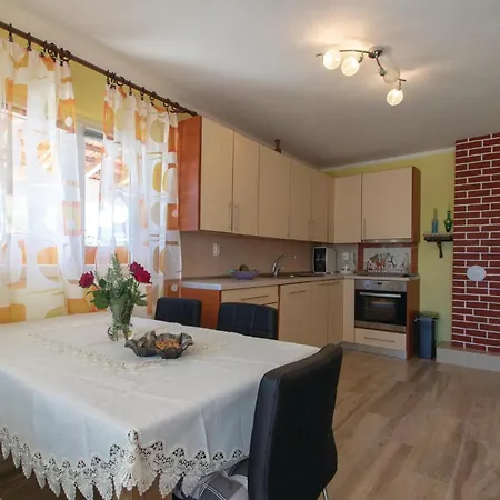 3 Bedroom Awesome In Pelegrin