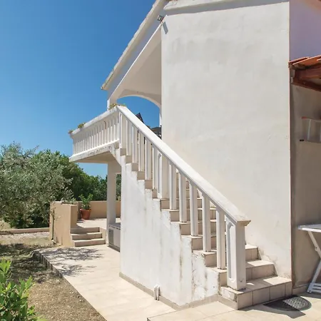 3 Bedroom Awesome In Pelegrin
