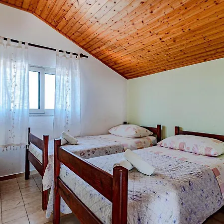 3 Bedroom Awesome In Pelegrin *